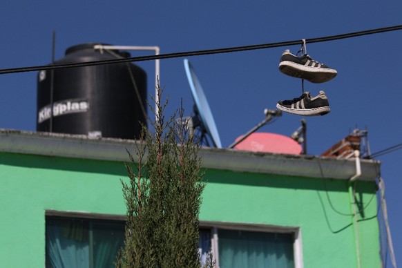 U wie Una Locura: Schuhpaare über Stromkabeln finden wir nicht nur in Puebla, Mexiko....