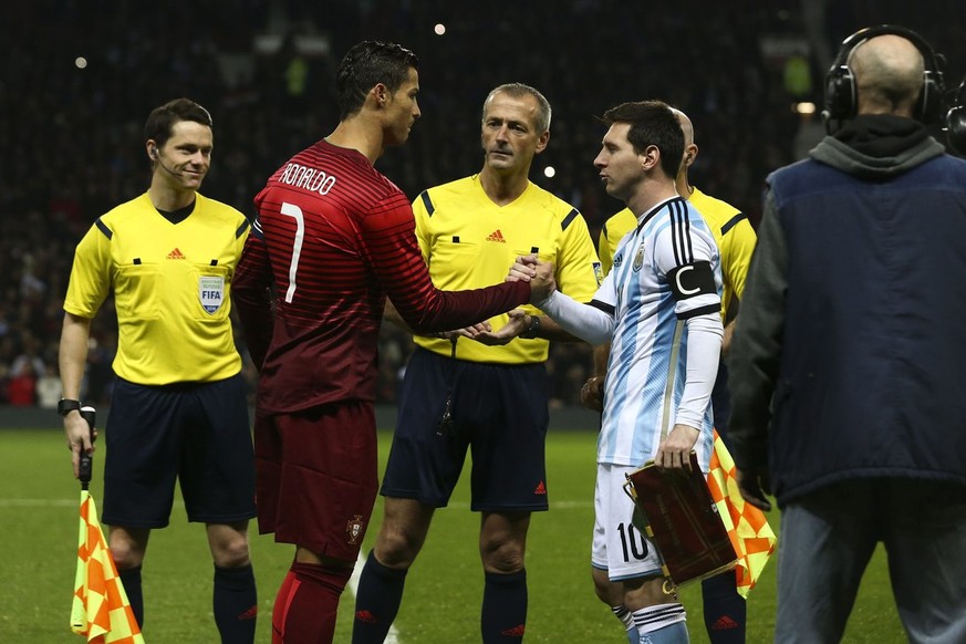 Melanie Ronaldo 3: Schiedsrichter links in Gedanken: Seit er em jetzt echt Motherfucker? Ronaldo gesprochen: Mmmmm Messi gesprochen: Amigo, nöd vor de Schiris! Ich mach min Trick au ersch nacher.
