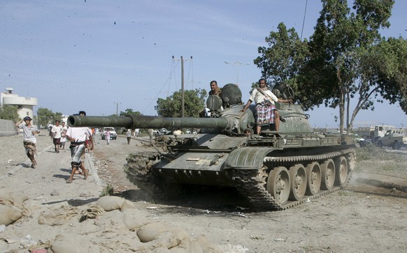 Ein Panzer der jemenitischen Armee in Aden. In der neuen Hauptstadt im Süden des Landes sind am Donnerstag Kämpfe zwischen der regulären Armee und zwischen Huthi-Milizen ausgebrochen.