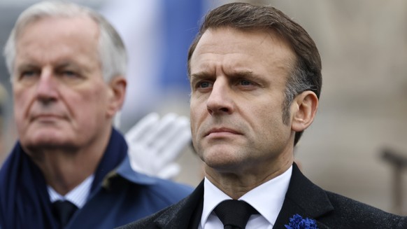Nachrichten Linkding FILE - French President Emmanuel Macron, right, and Prime Minister Michel Barnier stand at attention during commemorations marking the 106th anniversary of the November 11, 1918, Armistice, ending Wor ...