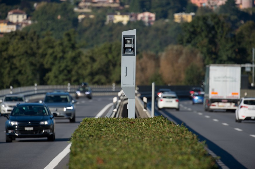 Das Radargeraet auf der A2 bei Balerna TI, welches in nur einem halben Jahr 68&#039;000 Autos blitzte. Dies bringt dem Kanton Tessin eine Rekordsumme von 8 Millionen Franken ein. (KEYSTONE/Ti-Press/Fr ...