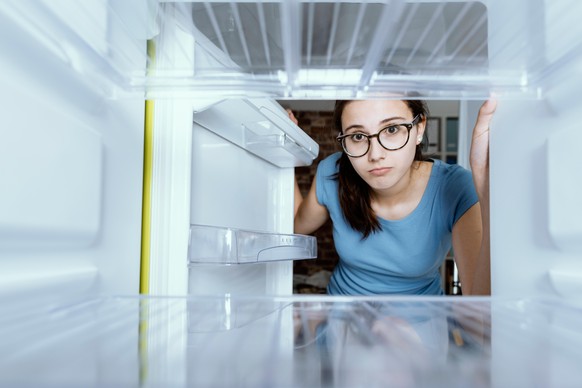 Fraum mit leerem Kühlschrank
