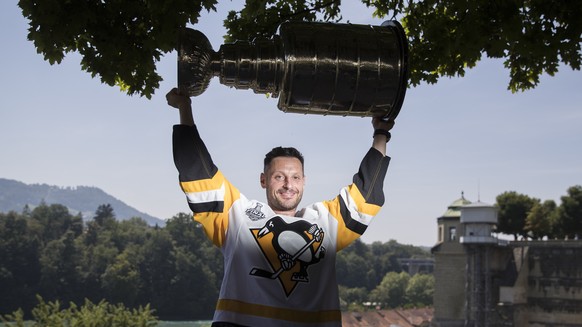 Switzerland&#039;s Mark Streit poses with the Stanley Cup trophy in Bern, Switzerland, August 2, 2017. Streit won the trophy with the Pittsburgh Penguins in 2017. (KEYSTONE/Peter Klaunzer)