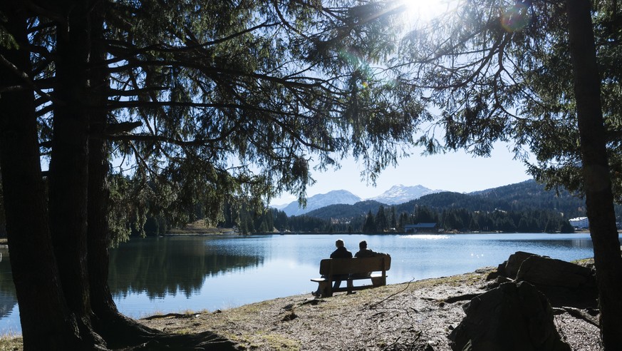 Menschen geniessen das milde Spaetherbstwetter, am Freitag, 6. November 2015, am Heidsee in Lenzerheide. (KEYSTONE/Gian Ehrenzeller)