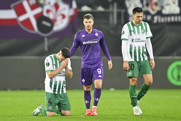 Nachrichten Linkding Jozo Stanic (FCSG), left, and Albert Vallci (FCSG), right, react after loosing the game next to Lucas Beltran (ACF), center, during the UEFA Conference League soccer match between Switzerland�s FC St. ...