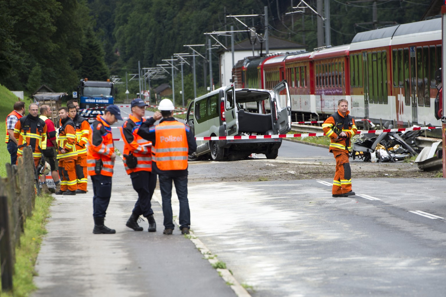 Das demolierte Unfallfahrzeug beim Bahnübergang Allmend in Wolfenschiessen.