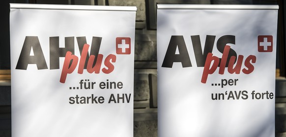Plakate von Gewerkschaften stehen vor der Einreichung der Volksinititative &quot;AHVplus: fuer eine starke AHV&quot; vor der Bundeskanzlei, am Dienstag, 17. Dezember 2013, in Bern. Es seien 112&#039;1 ...