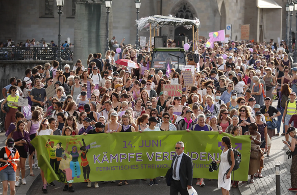 «Viva la vulva»: Rund 5000 Frauen versammelten sich auf dem Bundesplatz, um für Gleichberechtigung von Frauen und queeren Menschen zu demonstrieren.