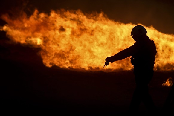 Allein in Pampilhosa da Serra nahe der Stadt Coimbra standen in der Nacht auf Dienstag mehr als 400 Feuerwehrleute im Einsatz.