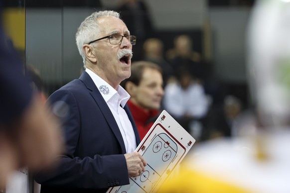 Head coach Mike McNamara speks to his players, during the game of National League A (NLA) Swiss Championship between Geneve-Servette HC and HC Biel-Bienne, at the ice stadium Les Vernets, in Geneva, S ...