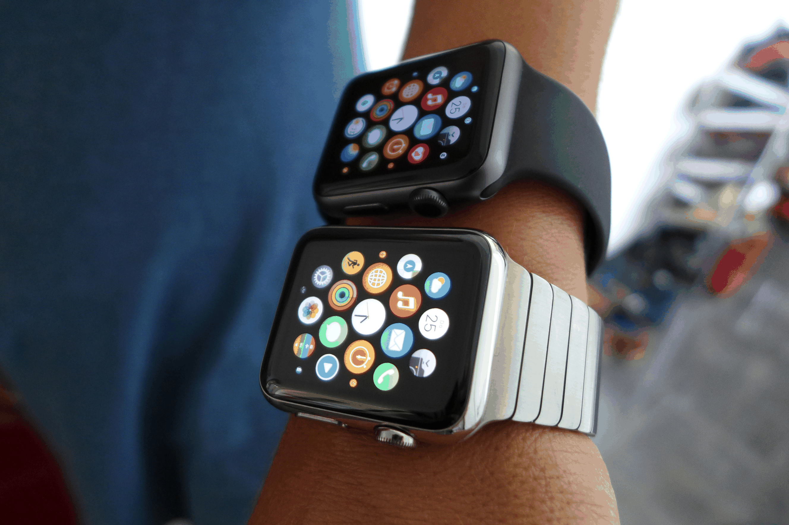 Die Sport-Ausführung (schwarz) aus Aluminium und die Apple Watch aus Edelstahl.