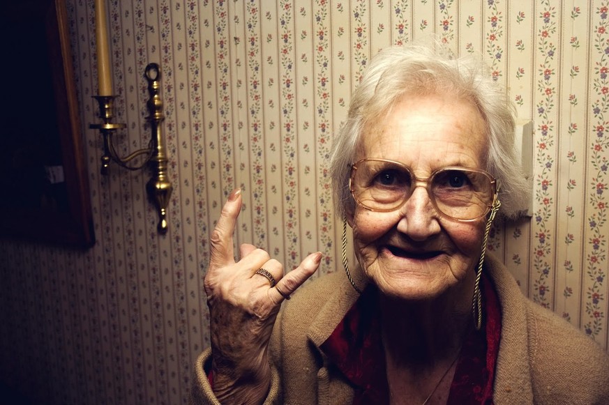 nonna cornuto handzeichen hail satan let&#039;s rock grossmutter italien italia http://twocreativegents.com/no-need-for-nonna/