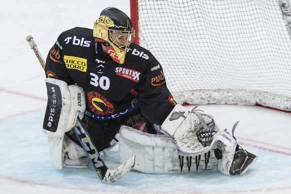 Bern Goalie Leonardo Genoni haelt einen Genfer Penalty im Eishockey-Meisterschaftsspiel der National League zwischen dem SC Bern und dem Geneve-Servette Hockey Club, am Freitag, 20. Oktober 2017, in d ...