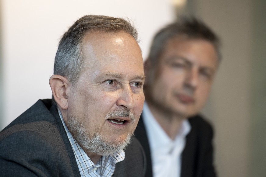 CEO Markus Schwab, links, spricht neben COO Jann Jenatsch, rechts, an einer Medienkonferennz anlaesslich der Fusion zwischen der Bildagenntur KEYSTONE und der Schweizerischen Depeschenagentur SDA (ATS ...