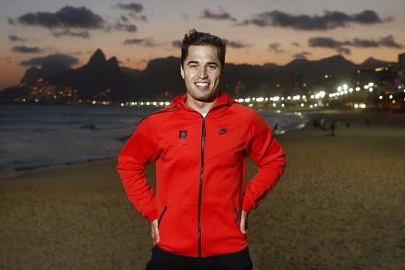epa05455982 Swiss fencer Max Heinzer poses in front of Ipanema beach after a media conference for the Swiss fencing team prior to the Rio 2016 Olympic Summer Games in Rio de Janeiro, Brazil, 04 August ...