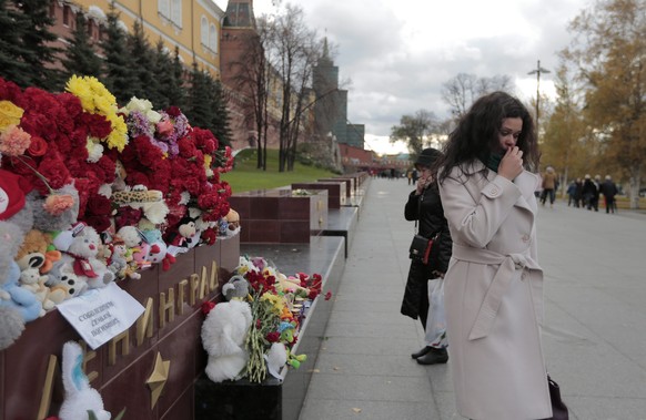 In St. Petersburg, wohin die Unglücksmaschine unterwegs war, legen Trauernde noch immer Blumen nieder.