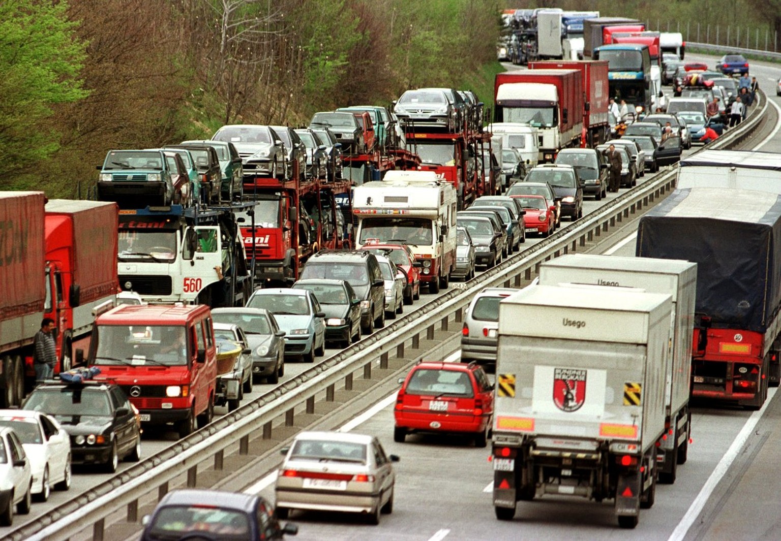 Schon zehn Tage vor Ostern staut sich am Freitag, 6. April 2001, der Osterverkehr vor dem Gotthard-Tunnel auf der A2 in Richtung Sued zwischen Amsteg und Goeschenen bis zu 12 Km Laenge. Mitschuldig wa ...