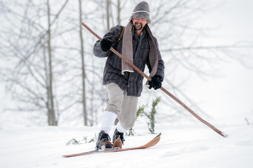 Ein Teilnehmer der &quot;Telemarkada&quot;, aufgenommen am Samstag, 28. Februar 2015, im Skigebiet Nara in Acquarossa. Etwa 30 Personen nahmen an der 13. Ausgabe des Telemark-Anlasses teil, bei dem in ...