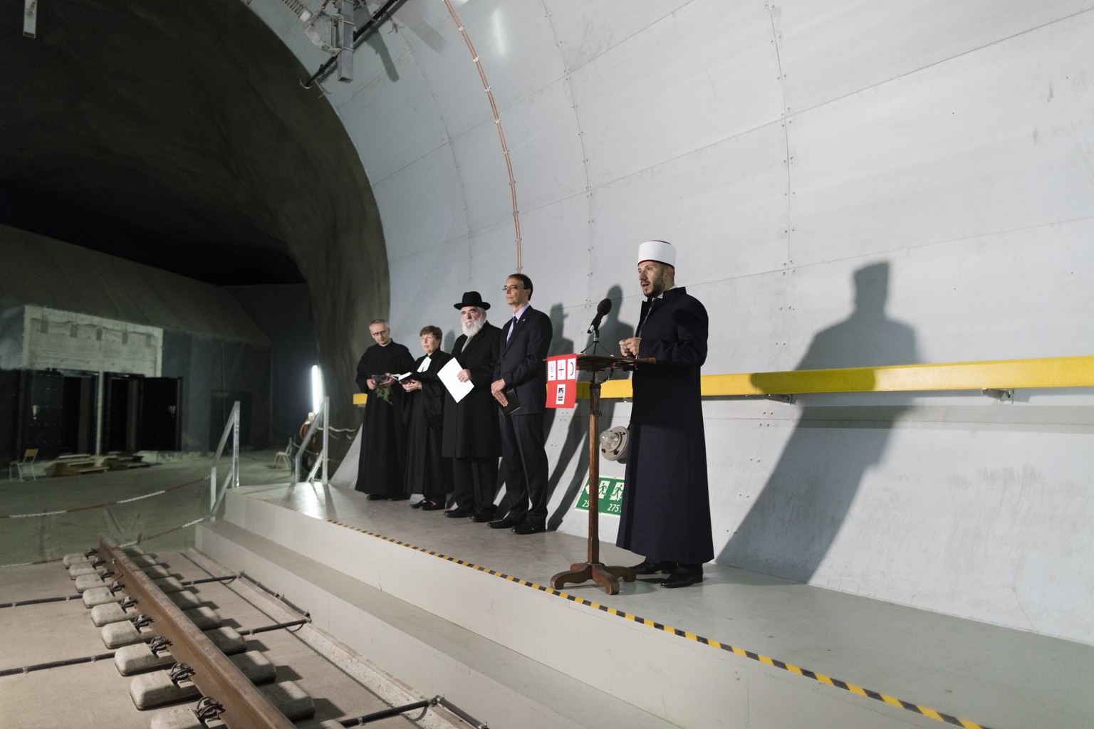 Pfarrer Martin Werlen, Pfarrerin Simona Rauch, der Rabbiner Marcel Yair Alimi, und Pieter Zeilstra verfolgen die Segnungsansprache des Imams Bekim Alimi, von links, bei der Segnung des Gotthard Tunnel ...