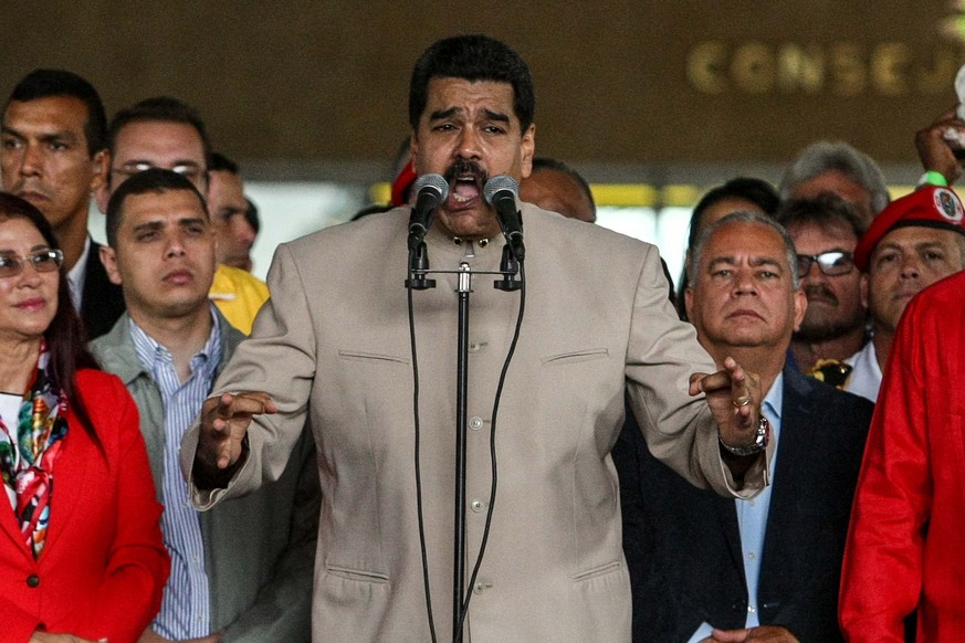 epa05942537 Venezuelan president Nicolás Maduro (C) participates in an event outside the headquarters of the National Electoral Council (CNE) in Caracas, Venezuela, 03 May 2017. EPA/CRISTIAN HERNANDEZ