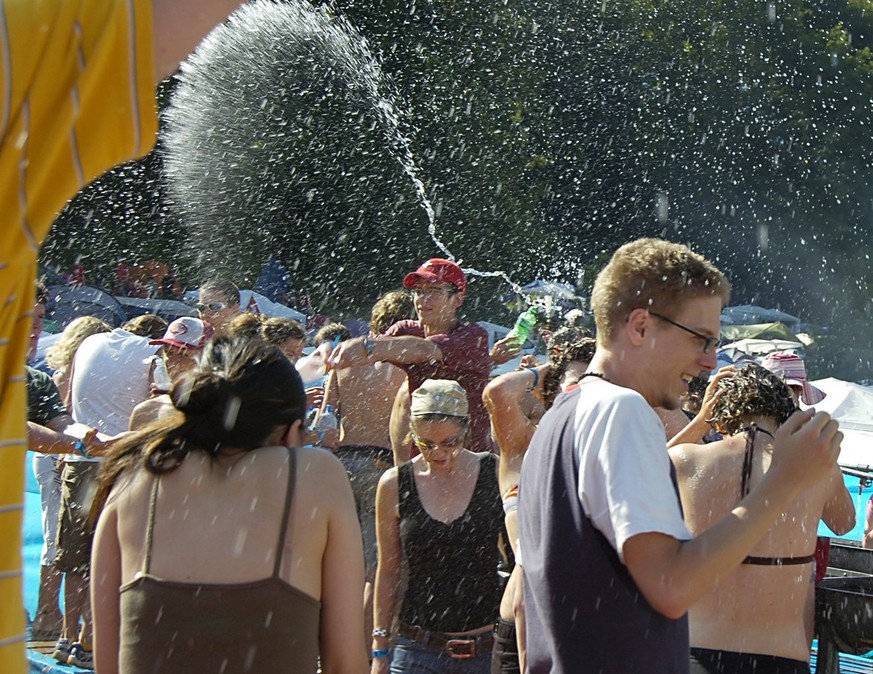 Wasserspiele am 30. Openair St. Gallen im Sittertobel, am Samstag, 1. Juli 2006. Das Jubilaeums Open Air dauert wie immer drei Tage und das Sittertobel hat in dieser Zeit rund 30.000 Einwohner. (KEYST ...