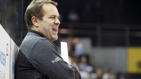 Tigers&#039; Head coach Scott Beattie reacts, during the game of National League A (NLA) Swiss Championship between Geneve-Servette HC and SCL Tigers, at the ice stadium Les Vernets, in Geneva, Switze ...