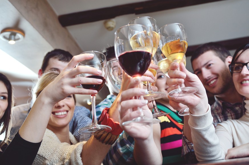 Konsumenten in der Schweiz möchten gerne mehr einheimischen Wein beim Grossverteiler kaufen – doch es gibt zu wenig.