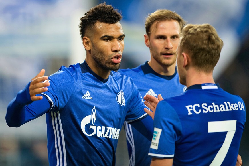 epa05649726 Schalke&#039; Eric Maxim Choupo-Moting (L) celebrates with his teammates Benedikt Hoewedes (C) and Max Meyer (R) after scoring the 2-1 lead during the German Bundesliga soccer match betwee ...