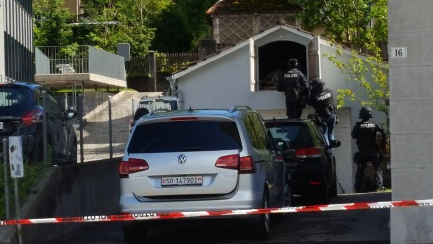 Die Polizisten steigen in den kleinen Raum über der Garage.
© Az in Solothurn am 6. Juni 2017.