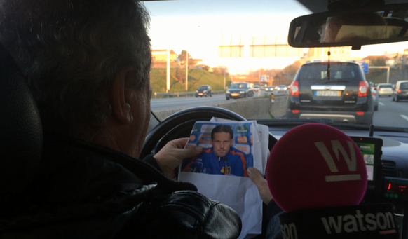 Ein Auge auf die Autobahn, ein Auge auf Marco Streller. 