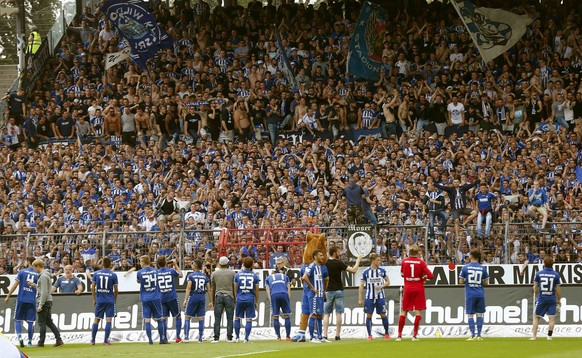 Die Spieler des KSC feiern Platz 3 in der 2. Bundesliga mit ihren Fans.