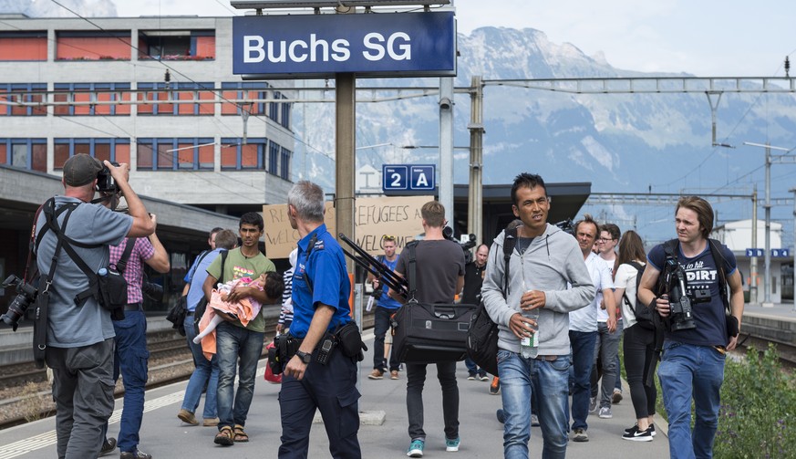 Polizisten und Journalisten waren am Bahnhof Buchs SG gegenüber den Flüchtlingen deutlich in der Überzahl.&nbsp;