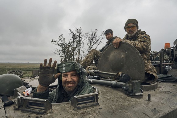 Die ukrainischen Truppen haben am Montag weite Teile des russischen Territoriums zurückerobert und sind teilweise bis zur nordöstlichen Grenze vorgedrungen. Ein Soldat lächelt aus einem Militärfahrzeu ...