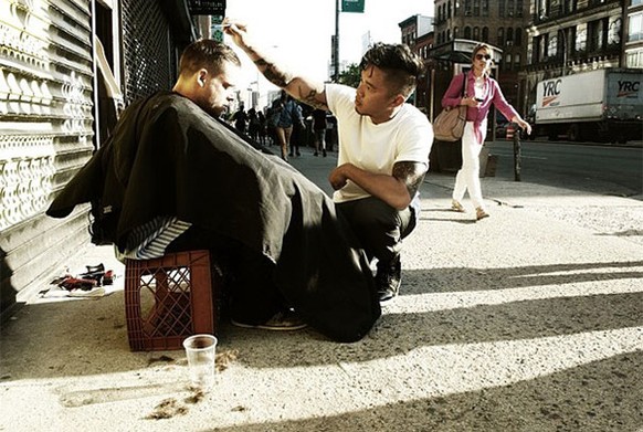 Der Hairstylist, der in seiner Freizeit Obdachlose frisiert.