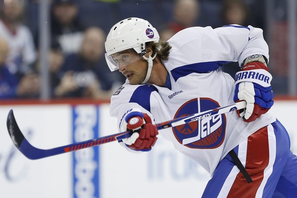 Former Winnipeg Jets hockey player Teemu Selanne takes a shot during a practice for the NHL&#039;s Heritage Classic Alumni game in Winnipeg, Manitoba, Friday, Oct. 21, 2016. (John Woods/The Canadian P ...