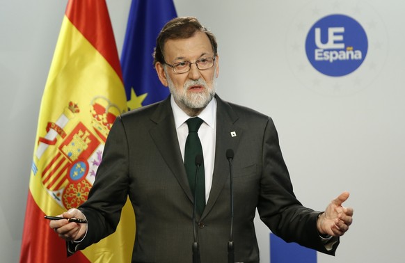 epa06278230 Spanish Prime Minister Mariano Rajoy speaks at a news conference at the end of the European Council Meeting in Brussels, Belgiaum, 20 October 2017. European leaders met in Brussels on 19 a ...