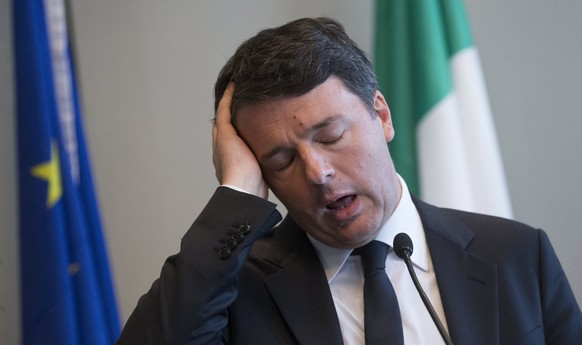 epa05932483 Former Italian Prime Minister Matteo Renzi gives a press briefing to campaign his comeback as leader of Italy&#039;s centre-left Democratic party in Brussels, Belgium, 28 April 2017. EPA/O ...