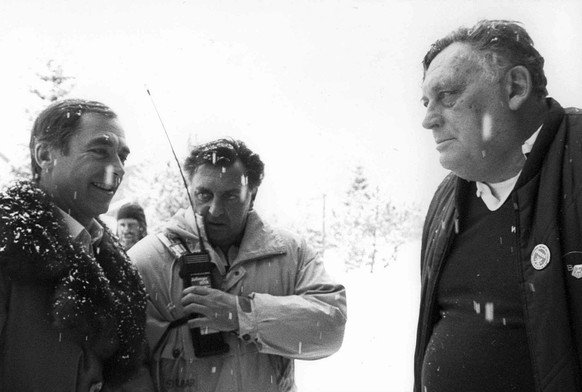 Der Journalist und Begruender des Skiweltcups Serge Lang, rechts, bespricht sich im Januar 1986 in Wengen mit dem ehemaligen Skirennfahrer Karl Schranz, links, und Fredy Fuchs, Mitte, Rennleiter der L ...