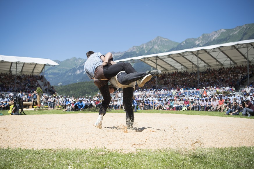 Zwei Schwinger schwingen in der Schwingerarena vor dem Alpenpanorama, am Bernisch Kantonalen Schwingfest vom Sonntag 17. Juli 2016 in Meiringen. (KEYSTONE/Urs Flueeler)