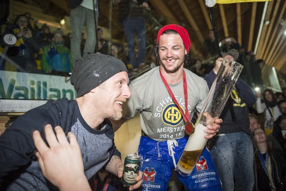 Reto von Arx, links, und Dino Wieser vom HC Davos, werden von Fans gefeiert, am Sonntag, 12. April 2015, in der Vaillant Arena in Davos. Der HC Davos hatte das fuenfte Playoffspiel vom Vorabend in Zue ...