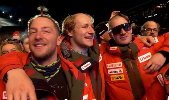 Nachrichten Linkding Odermatt hält Murisier und einen weiteren Teamkollegen im Arm.