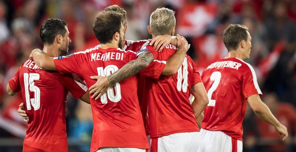 epa05527623 Swiss midfielder Admir Mehmedi (2-L) celebrates with his teammates after scoring the 2-0 lead during the FIFA World Cup 2018 group B qualifying soccer match between Switzerland and Portuga ...