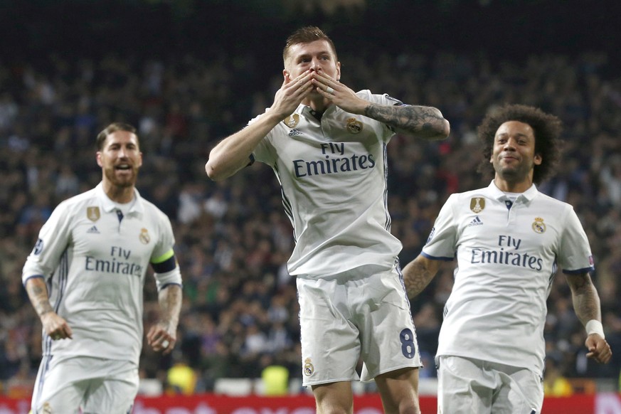 epa05795799 Real Madrid&#039;s German midfielder Toni Kroos (C) celebrates after scoring the 2-1 goal during the UEFA Champions League round of 16 first leg soccer match between Real Madrid and SSC Na ...