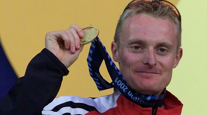 Andre Bucher, of Switzerland, displays his gold medal in the 800 meters final Tuesday, August 7, 2001, during the World Track &amp; Field Championships at Commonwealth Stadium in Edmonton, Canada. (KE ...