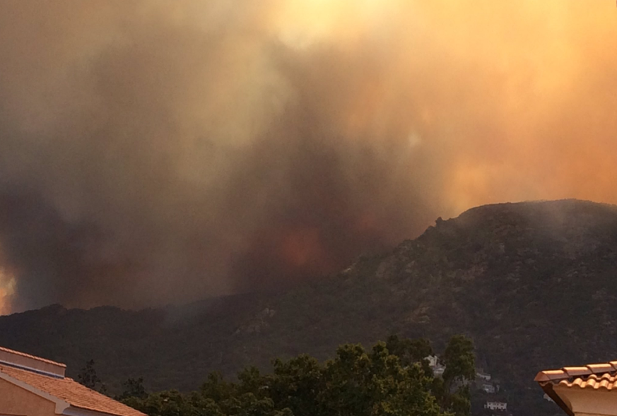 Das Feuer in Korsika ist gewaltig.