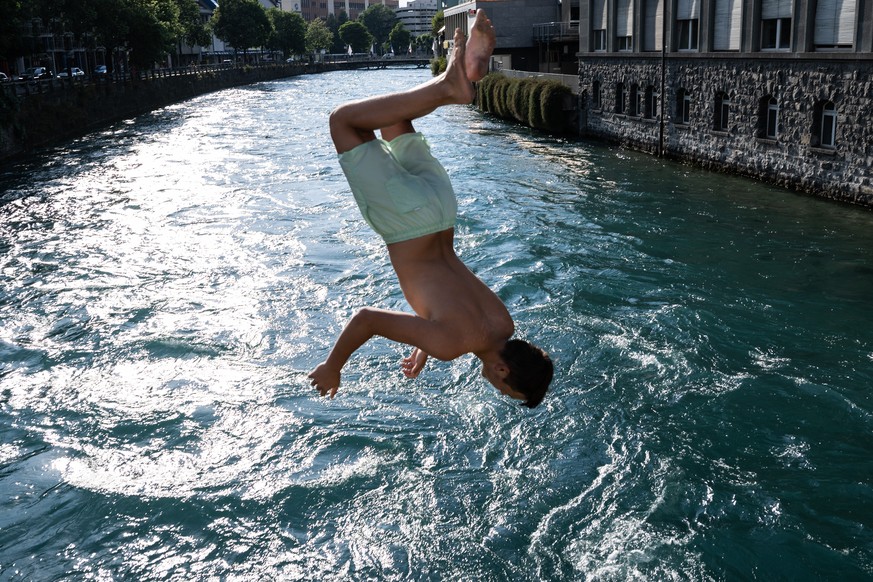 Ein Mann springt in die Aare, am Donnerstag, 16. Juni 2022, in Thun. In den naechsten Tagen werden Temparaturen ueber dreissig Grad erwartet. (KEYSTONE/Peter Schneider)