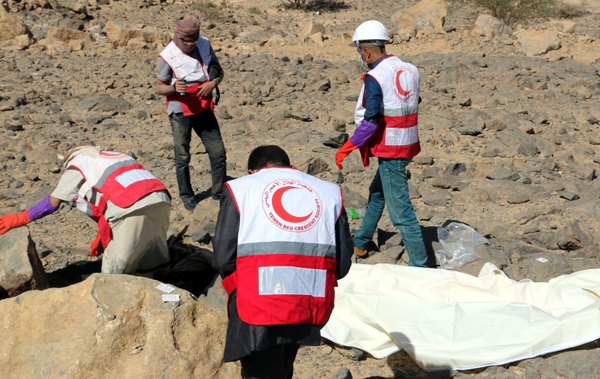 Mitarbeiter des jemenitischen Roten Kreuzes bergen die Leiche eines mutmasslichen Huthi-Kämpfers in der Provinz Sanaa.