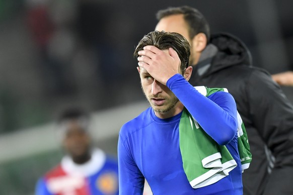 Ein enttaeuschter Luca Zuffi von Basel nach dem Fussball Super League Spiel zwischen dem FC St. Gallen und dem FC Basel, am Mittwoch, 20. September 2017, im Kybunpark in St. Gallen. (KEYSTONE/Gian Ehr ...