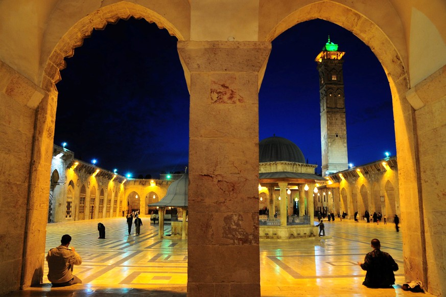 People walk inside Aleppo&#039;s Umayyad mosque, Syria March 12, 2009. REUTERS/Omar Sanadiki SEARCH &quot;ALEPPO HERITAGE&quot; FOR THIS STORY. SEARCH &quot;WIDER IMAGE&quot; FOR ALL STORIES.