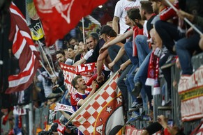 Bayern-Fans singen nach dem Sieg unter der Leitung von Megafon-Müller.